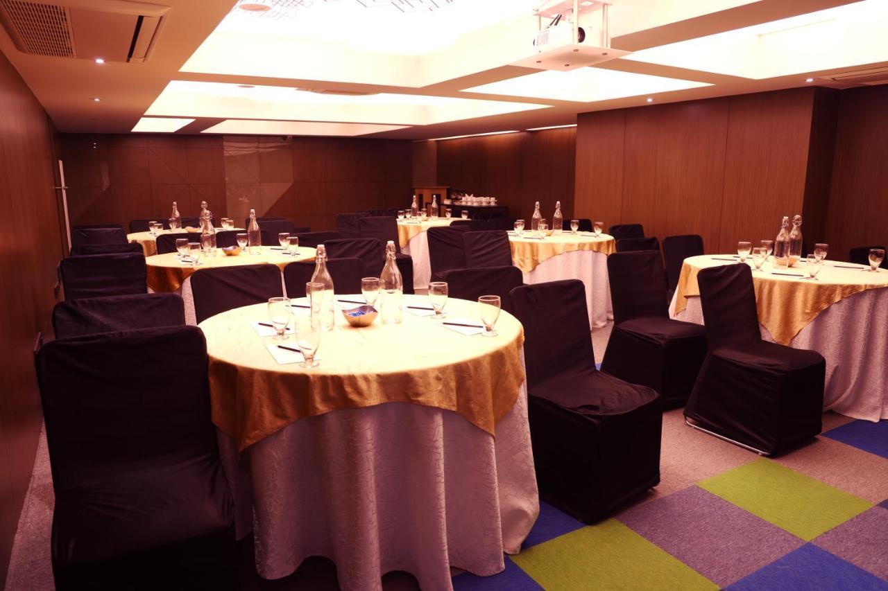 Royal Orchid Golden Suites Pune Ngoại thất bức ảnh