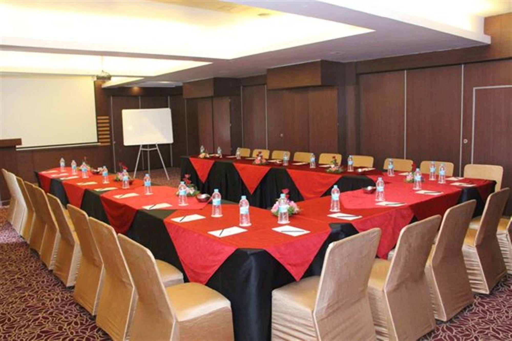 Royal Orchid Golden Suites Pune Ngoại thất bức ảnh